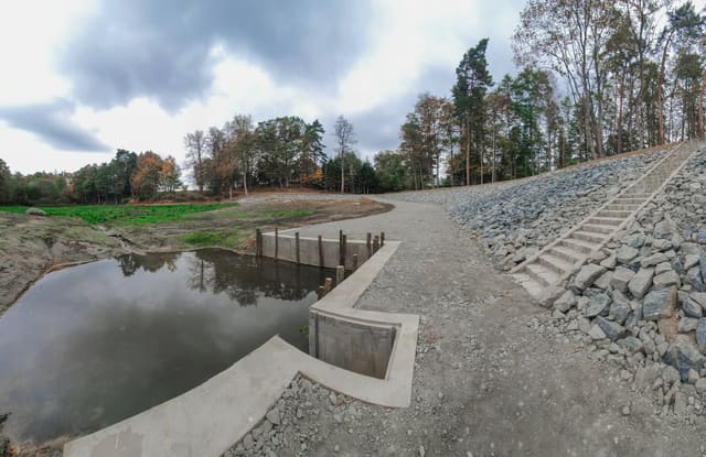 Rybník Skalka, Budišov – hráz a výpust