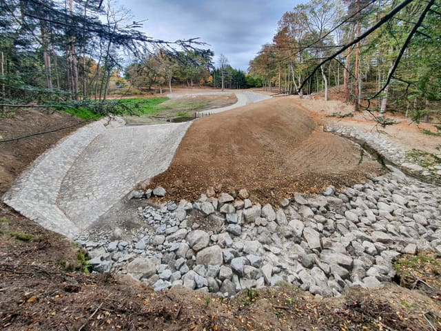 Rybník Skalka, Budišov – skluz přelivu
